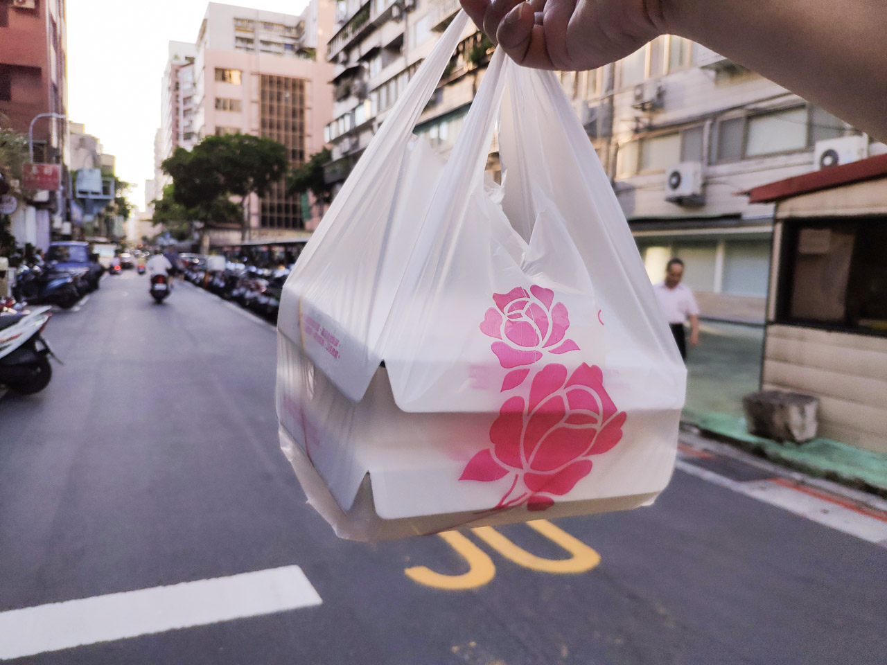 這間屬於捷運美食範圍的便當店，每個知道的人都說他是電視圈的熱門首選，但我卻都不曉得，主要是因為沒事我不會想要特別去買便當吃，前幾天看到呱吉吃大便當的影片介紹到這間小肥小吃店便當店，裡面的小肥便當賣相一整個燒到我，加上呱吉的旁白感想，口水都不自覺吞了好幾口。