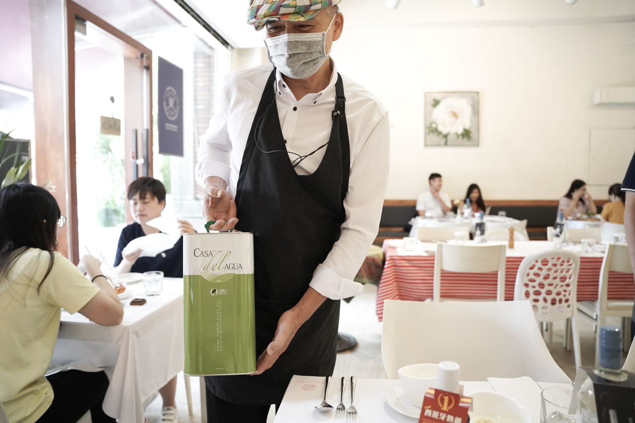 「菲菲花園」這間餐廳是在台中具有非常高人氣的老字號義式餐廳，我在Google地圖 查到評價有高達 4.5 星，網友評價台中美食也是一再推薦，從餐點製作，環境氛圍，服務親切，各式讚不絕口的評價不勝枚舉。