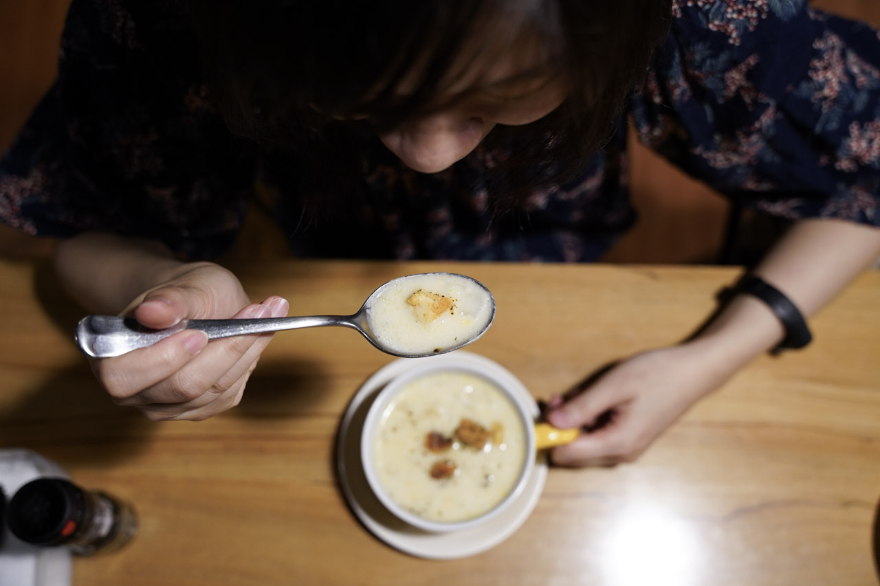 In My Home 義式小餐館用餐體驗非常好，餐點好吃，用料實在沒話說，燈光氣氛佈置讓人心情放鬆，整體環境舒適，很適合當作假日親子餐廳選擇，開車來的話對面仁愛公園剛好有停車場，非常好停車。