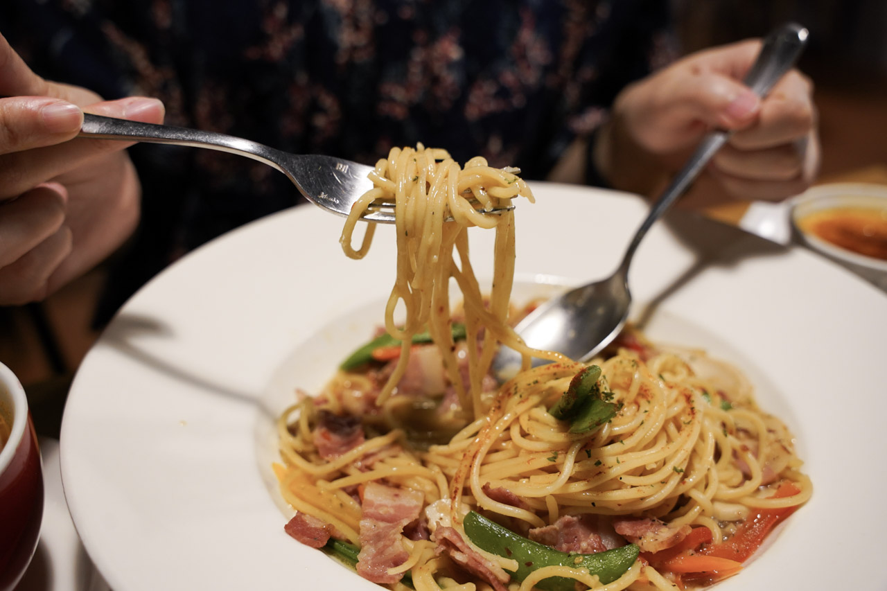 In My Home 義式小餐館用餐體驗非常好，餐點好吃，用料實在沒話說，燈光氣氛佈置讓人心情放鬆，整體環境舒適，很適合當作假日親子餐廳選擇，開車來的話對面仁愛公園剛好有停車場，非常好停車。