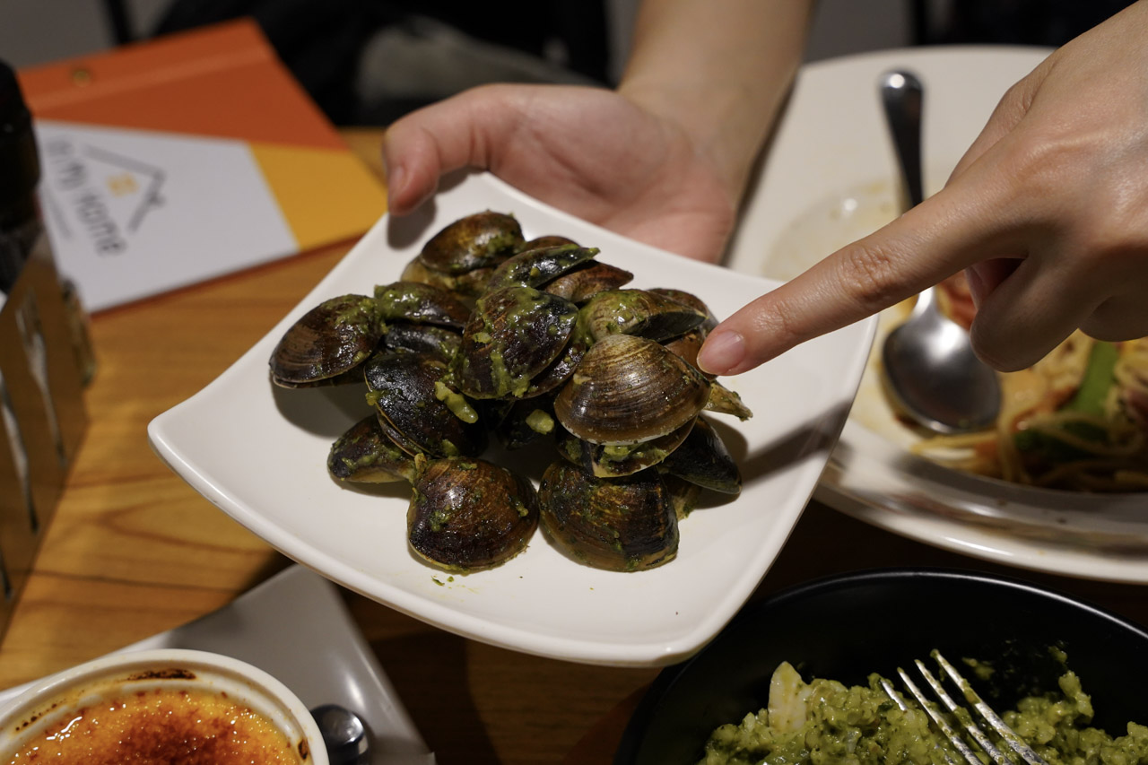 In My Home 義式小餐館用餐體驗非常好，餐點好吃，用料實在沒話說，燈光氣氛佈置讓人心情放鬆，整體環境舒適，很適合當作假日親子餐廳選擇，開車來的話對面仁愛公園剛好有停車場，非常好停車。