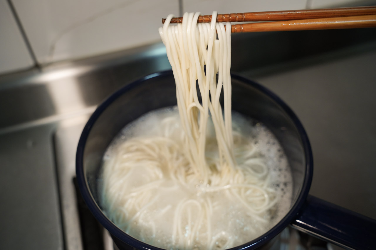 最近乾拌麵在市面上非常火紅，琳瑯滿目各種明星代言的乾拌麵品牌，很容易讓人頓時之間陷入選擇困難情境，這次要分享的是「老媽拌麵」laomanoodle 全新素食煮藝，特別強調使用百年老廠的芝麻醬，共有兩種口味「紅油擔擔」以及「香椿椒麻」，還強調全素可食。