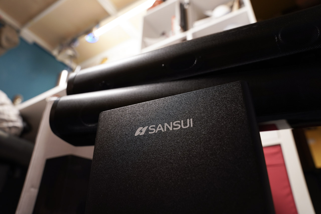 「SANSUI山水 2.1聲道分離式重低音藍芽聲霸SSB-255」，這是一款有環繞音效的70W重磅功率喇叭，一般電視內建的喇叭功率大多在20~30W，所以外接一組喇叭後可以讓耳朵得到兩倍以上的品質享受，更棒的是這是款藍芽喇叭，具有遠端遙控功能。