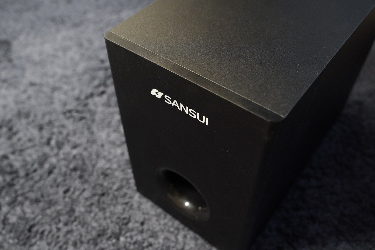 「SANSUI山水 2.1聲道分離式重低音藍芽聲霸SSB-255」，這是一款有環繞音效的70W重磅功率喇叭，一般電視內建的喇叭功率大多在20~30W，所以外接一組喇叭後可以讓耳朵得到兩倍以上的品質享受，更棒的是這是款藍芽喇叭，具有遠端遙控功能。