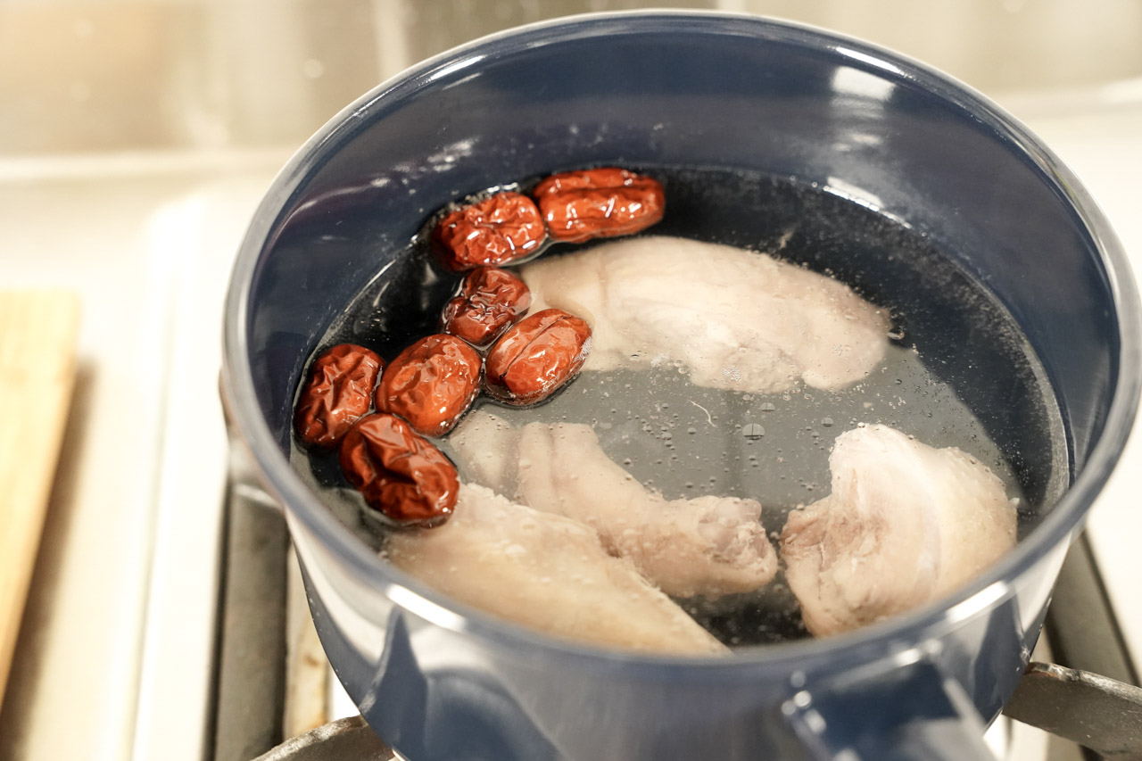 最近發現 樂煮 Let's Cook，有提供生鮮食材箱訂購服務，輕鬆完成樂煮餐，肚子的五臟廟要顧好顧滿，現在多了一項解決方案，只要提前訂購就可以在指定時間收到，裡面都是準備好的懶人料理包而且是食材原型，省去採購晚餐食材的時間，健康又安心。