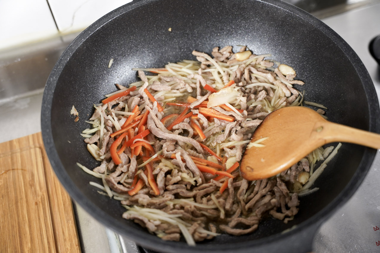 最近發現 樂煮 Let's Cook，有提供生鮮食材箱訂購服務，輕鬆完成樂煮餐，肚子的五臟廟要顧好顧滿，現在多了一項解決方案，只要提前訂購就可以在指定時間收到，裡面都是準備好的懶人料理包而且是食材原型，省去採購晚餐食材的時間，健康又安心。