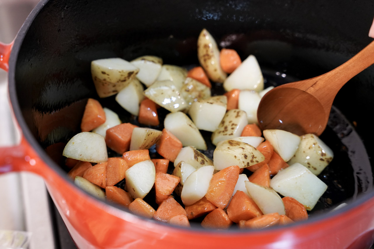 最近發現 樂煮 Let's Cook，有提供生鮮食材箱訂購服務，輕鬆完成樂煮餐，肚子的五臟廟要顧好顧滿，現在多了一項解決方案，只要提前訂購就可以在指定時間收到，裡面都是準備好的懶人料理包而且是食材原型，省去採購晚餐食材的時間，健康又安心。