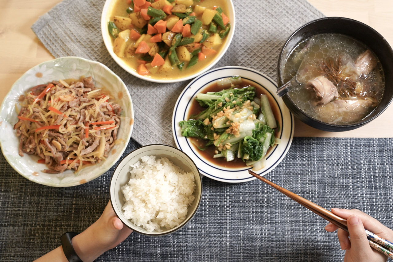 最近發現 樂煮 Let's Cook，有提供生鮮食材箱訂購服務，輕鬆完成樂煮餐，肚子的五臟廟要顧好顧滿，現在多了一項解決方案，只要提前訂購就可以在指定時間收到，裡面都是準備好的懶人料理包而且是食材原型，省去採購晚餐食材的時間，健康又安心。