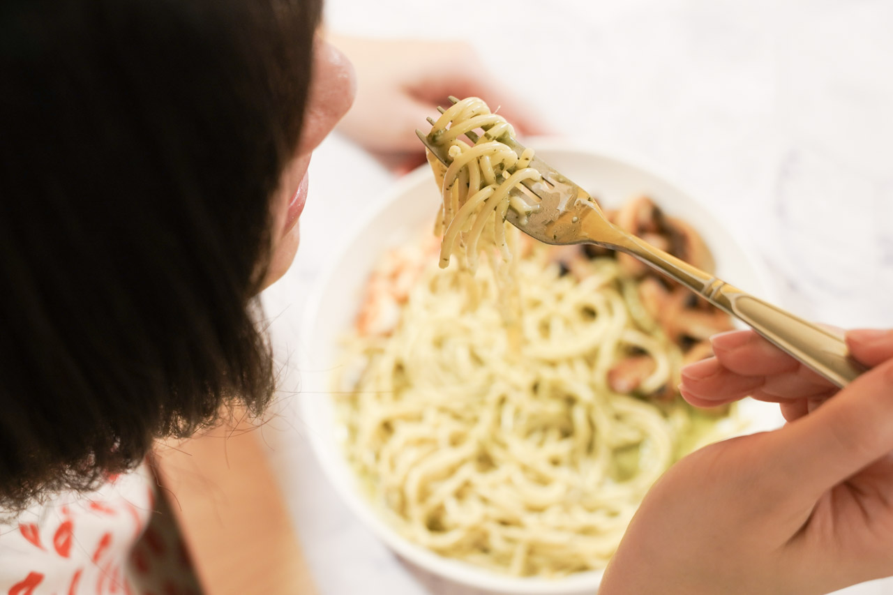 上班族輕食首選也是懶人料理優先選項，特別挑選了3分鐘立即享用美味的「總舖獅來酷客Lioncook．義大利麵系列」，不要小看這個懶人調理包，它可是藍帶主廚研發出不輸現做口感的冷凍義大利麵，號稱零廚藝也能上好菜，可以讓我們下班後用最快的時間吃到美味的食物。