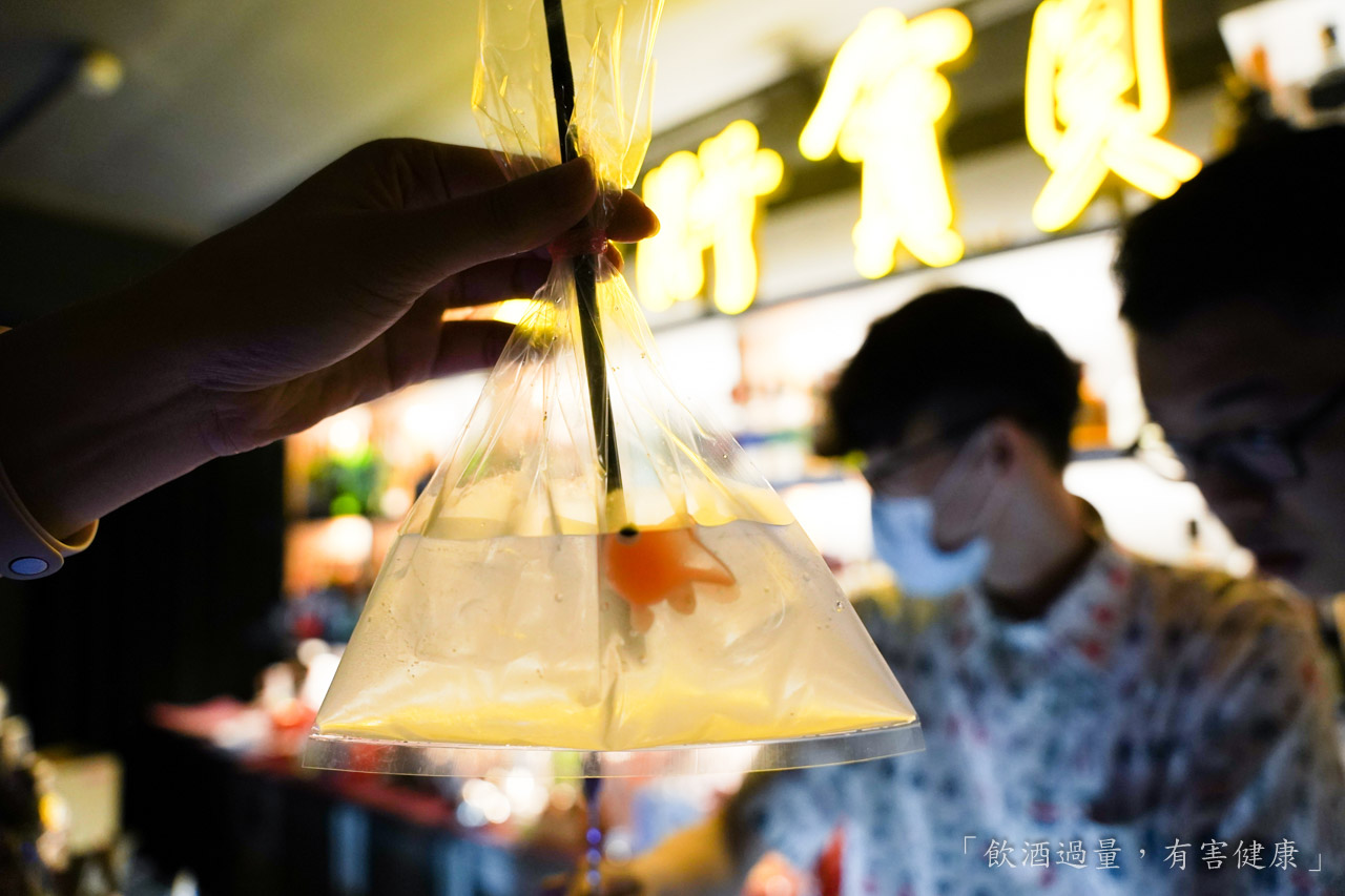 隱身於西門町酒吧的「成都玖肆 CHENDU 94」充滿華麗又帶著復古風的特色調酒吧，每一杯都值得品嚐！