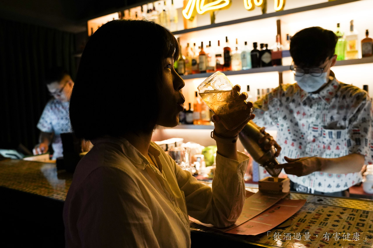 隱身於西門町酒吧的「成都玖肆 CHENDU 94」充滿華麗又帶著復古風的特色調酒吧，每一杯都值得品嚐！