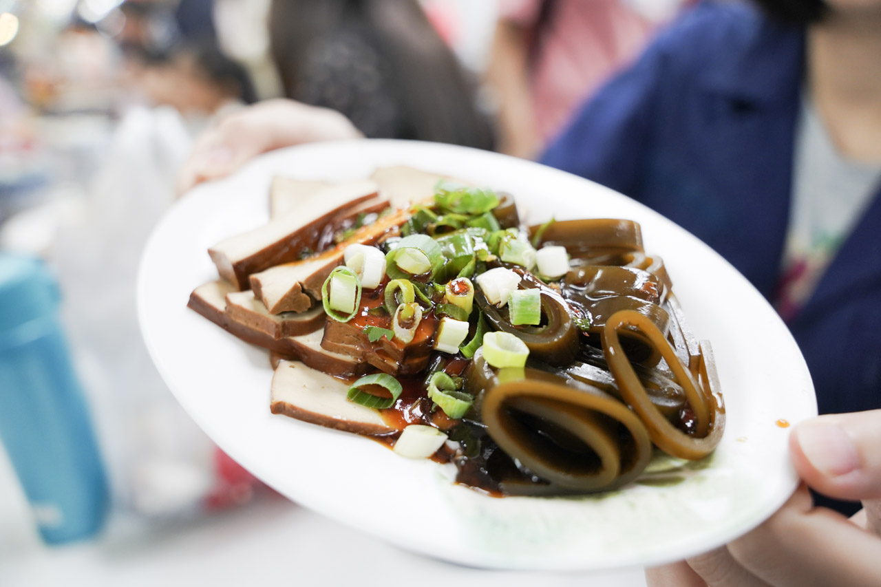 【天母美食】岳家小館，來士東市場必吃｜鮮蝦餛飩超大顆｜牛肉乾拌麵超好吃４