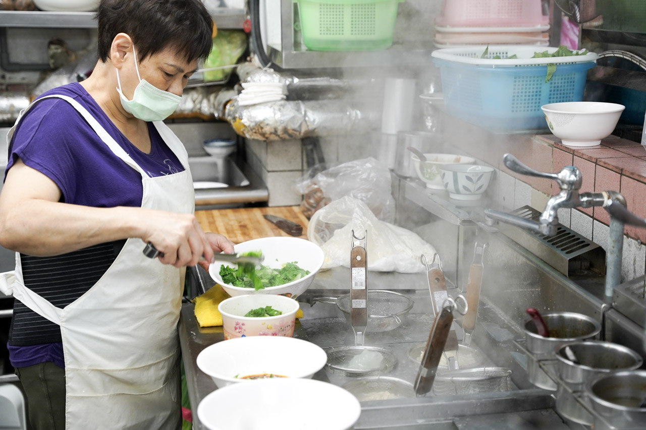 天母士東市場美食多的不得了，這次意外吃到的岳家小館美食，鮮蝦餛飩超大顆，牛肉乾拌麵超好吃，天母美食必吃名單又多了一筆紀錄。