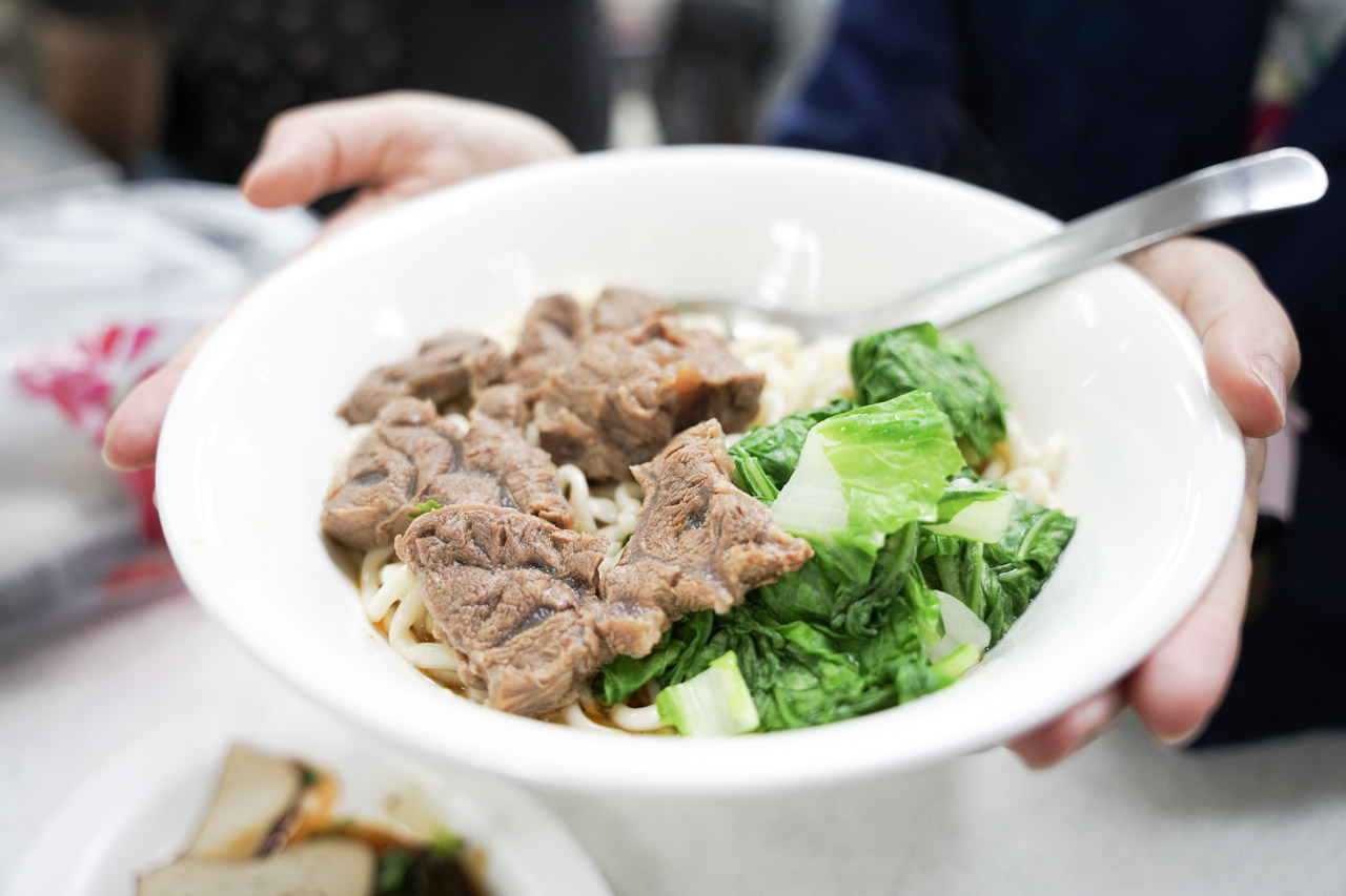 【天母美食】岳家小館，來士東市場必吃｜鮮蝦餛飩超大顆｜牛肉乾拌麵超好吃５