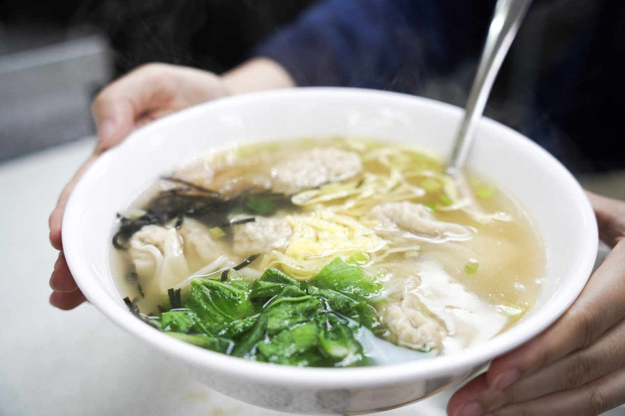 天母士東市場美食多的不得了，這次意外吃到的岳家小館美食，鮮蝦餛飩超大顆，牛肉乾拌麵超好吃，天母美食必吃名單又多了一筆紀錄。