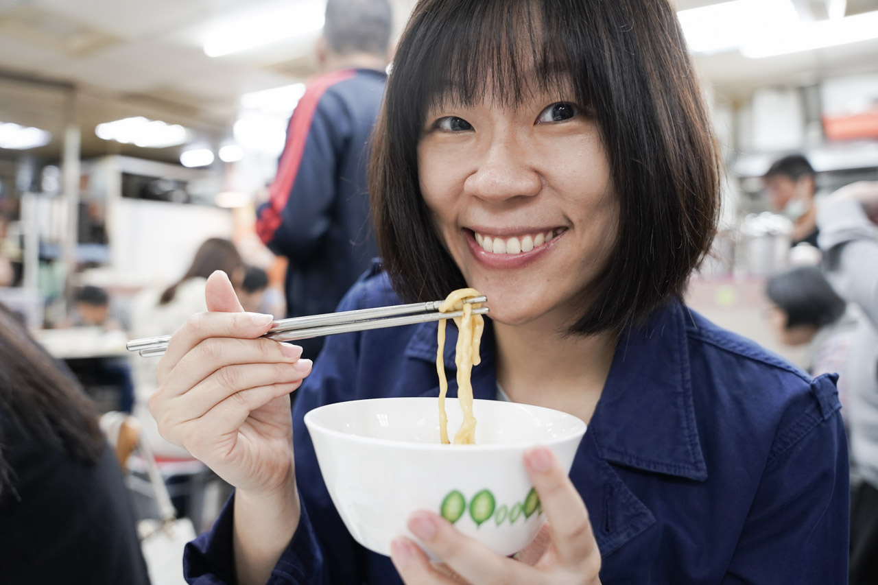 天母士東市場美食多的不得了，這次意外吃到的岳家小館美食，鮮蝦餛飩超大顆，牛肉乾拌麵超好吃，天母美食必吃名單又多了一筆紀錄。