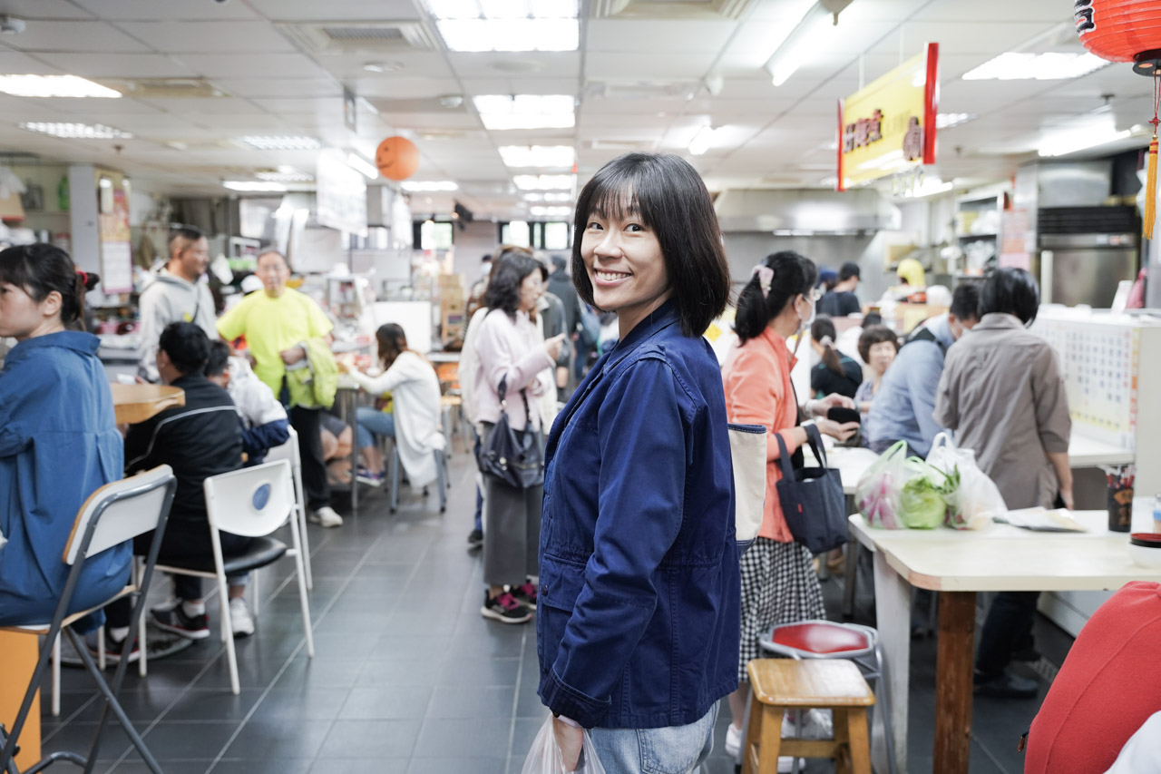 天母士東市場美食多的不得了，這次意外吃到的岳家小館美食，鮮蝦餛飩超大顆，牛肉乾拌麵超好吃，天母美食必吃名單又多了一筆紀錄。