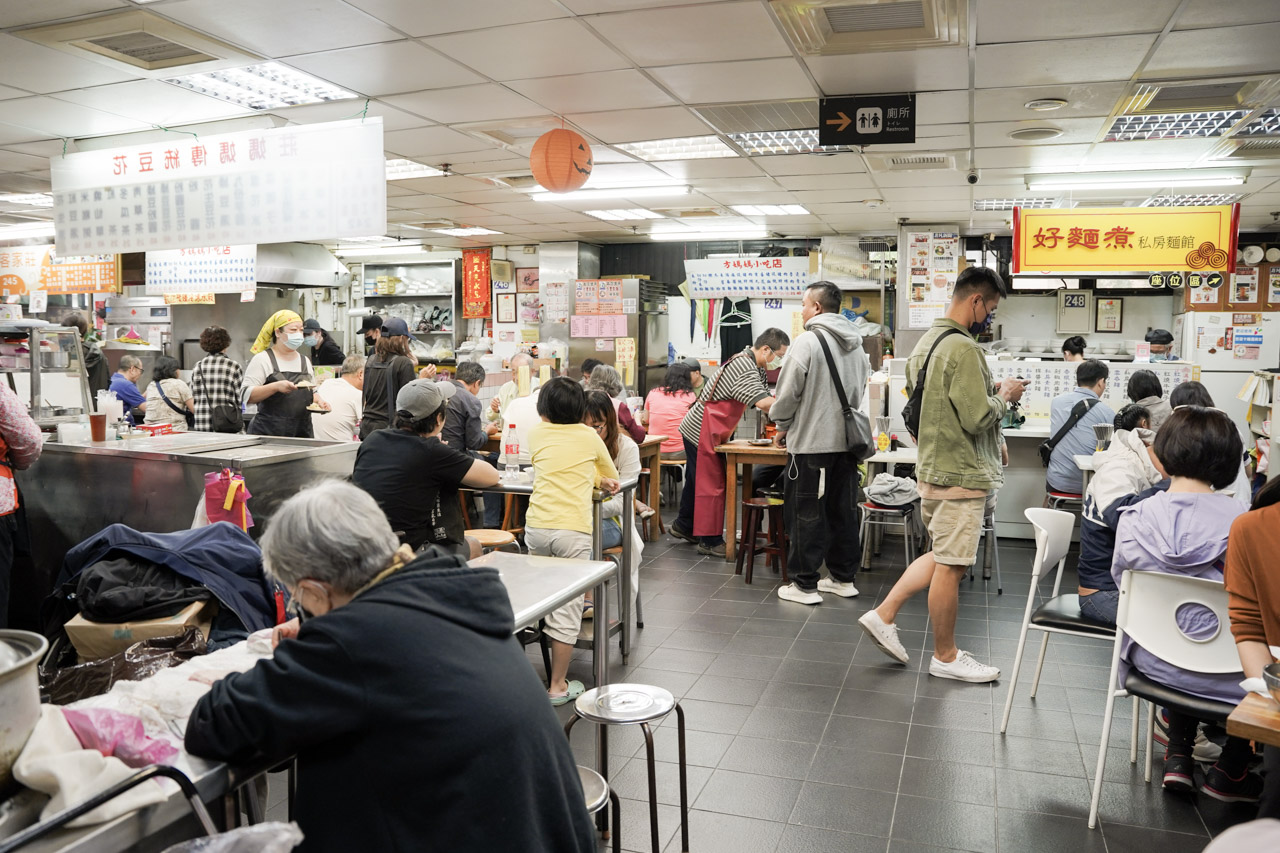 【天母美食】岳家小館，來士東市場必吃｜鮮蝦餛飩超大顆｜牛肉乾拌麵超好吃２