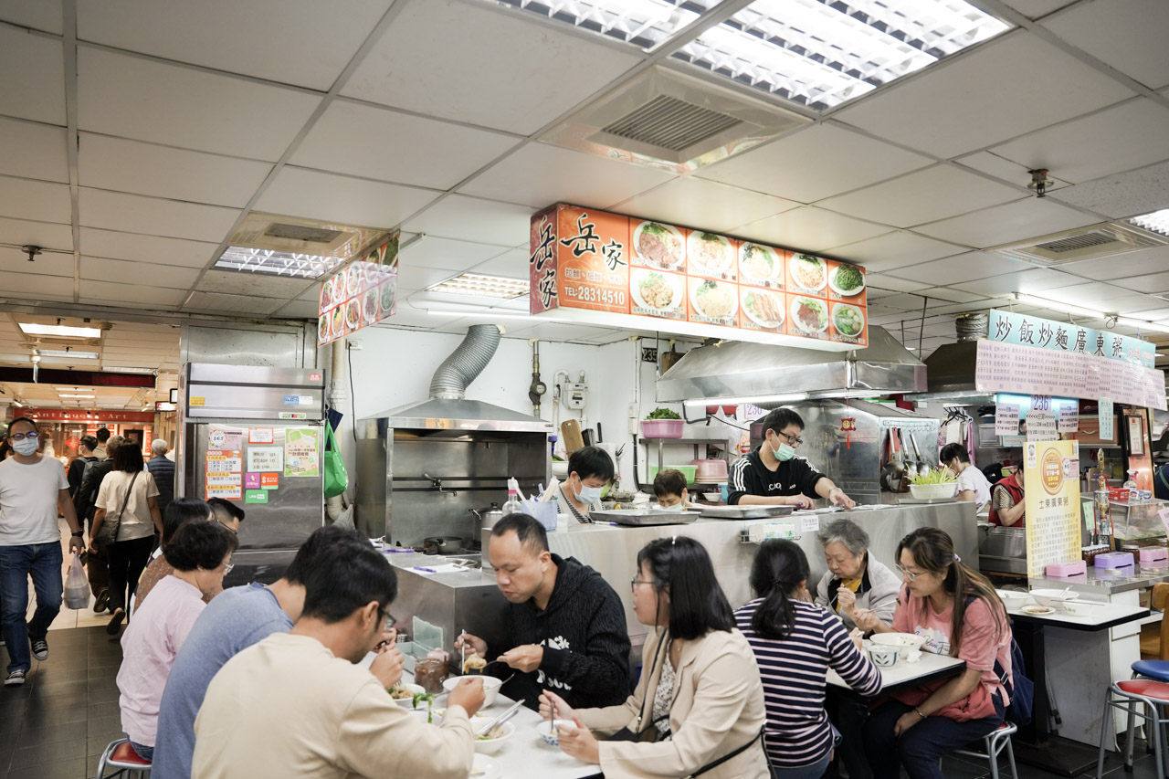 天母士東市場美食多的不得了，這次意外吃到的岳家小館美食，鮮蝦餛飩超大顆，牛肉乾拌麵超好吃，天母美食必吃名單又多了一筆紀錄。