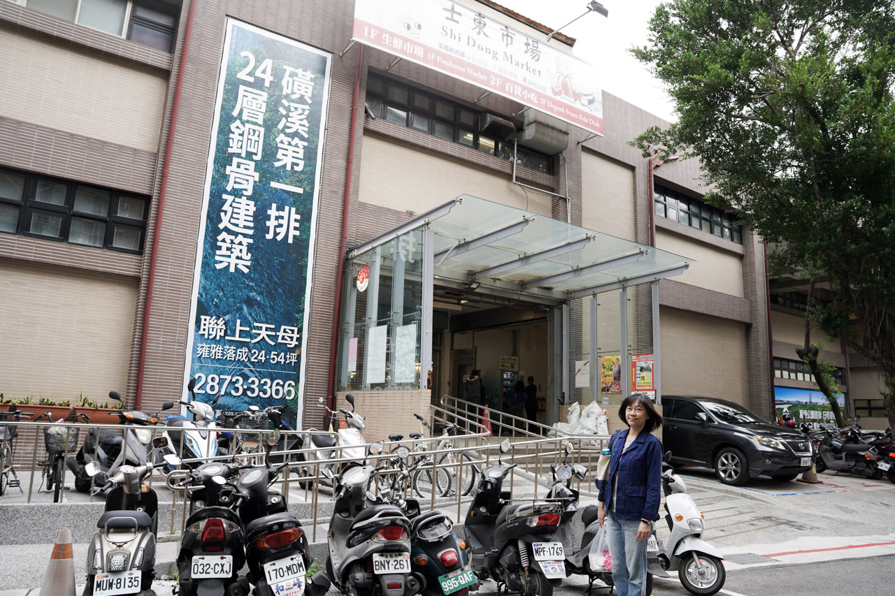 【天母美食】岳家小館，來士東市場必吃｜鮮蝦餛飩超大顆｜牛肉乾拌麵超好吃１