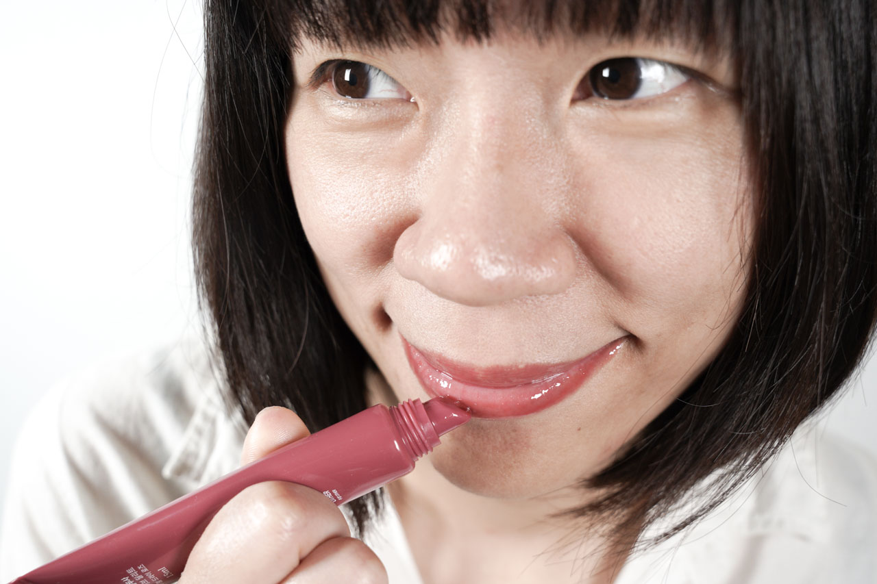 Bonamedusa韓國保養品牌，Lip Wave Delete唇紋護理精華在韓國有"唇紋橡皮擦"及"用塗的豐唇針"的韓國護唇膏美稱，這款韓國護唇膏可以撫平唇紋 + 保濕滋潤 + 豐唇三效合一！
