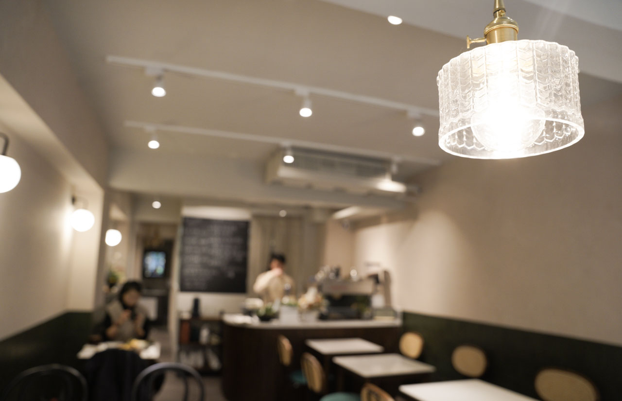 大安區信義安和捷運站旁的咖啡廳安和咖啡商號Cafe Ah，有提供各種香濃醇的手沖咖啡與手工甜點，也有輕食套餐、中式定食可供選擇。