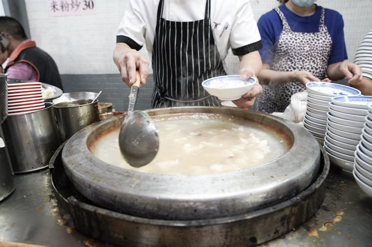 三重道地的美味小吃攤「朱記花枝羹．米粉炒」，靠近三和夜市的美味小吃攤，從小吃到老味道沒變過，唯一變的只有售價，這攤朱記花枝羹地點位置也很神奇，就擺放在7-11旁騎樓間，店內賣的餐點就只有2種，分別是「朱記花枝羹」及「朱記米粉炒」，敢這樣賣真的只能說他是真功夫加上好味道。