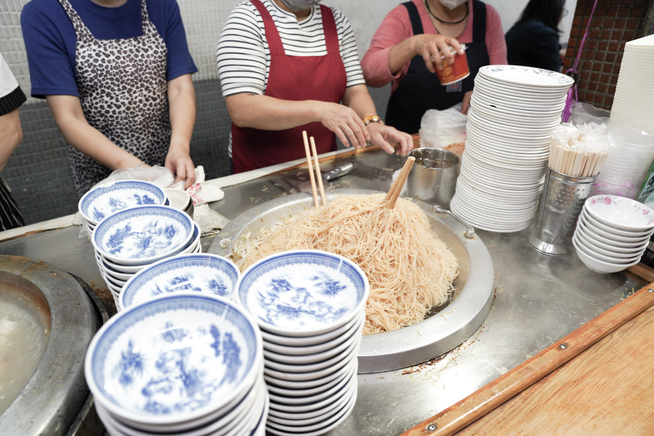 三重道地的美味小吃攤「朱記花枝羹．米粉炒」，靠近三和夜市的美味小吃攤，從小吃到老味道沒變過，唯一變的只有售價，這攤朱記花枝羹地點位置也很神奇，就擺放在7-11旁騎樓間，店內賣的餐點就只有2種，分別是「朱記花枝羹」及「朱記米粉炒」，敢這樣賣真的只能說他是真功夫加上好味道。