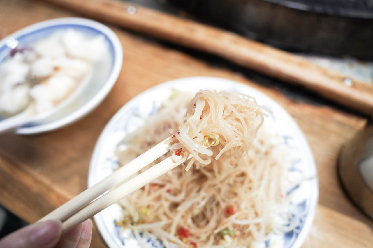 三重道地的美味小吃攤「朱記花枝羹．米粉炒」，靠近三和夜市的美味小吃攤，從小吃到老味道沒變過，唯一變的只有售價，這攤朱記花枝羹地點位置也很神奇，就擺放在7-11旁騎樓間，店內賣的餐點就只有2種，分別是「朱記花枝羹」及「朱記米粉炒」，敢這樣賣真的只能說他是真功夫加上好味道。