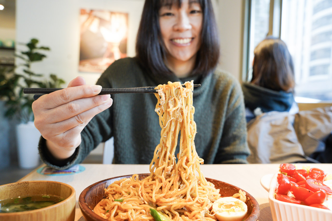 在La Kaffa六角咖啡用餐整體心情是讓人愉快的，美味的餐點飲品加上舒適又寬敞的環境，很難讓人不愛上這裡，店內環境光線充足名亮，用餐氛圍讓餐點的美味度提升不少，服務人員親切的態度也讓我感受舒服，有別於市區紛擾的環境，在竹北這邊讓人感受到生活的速度變得舒緩，整個步調都慢了下來呢！