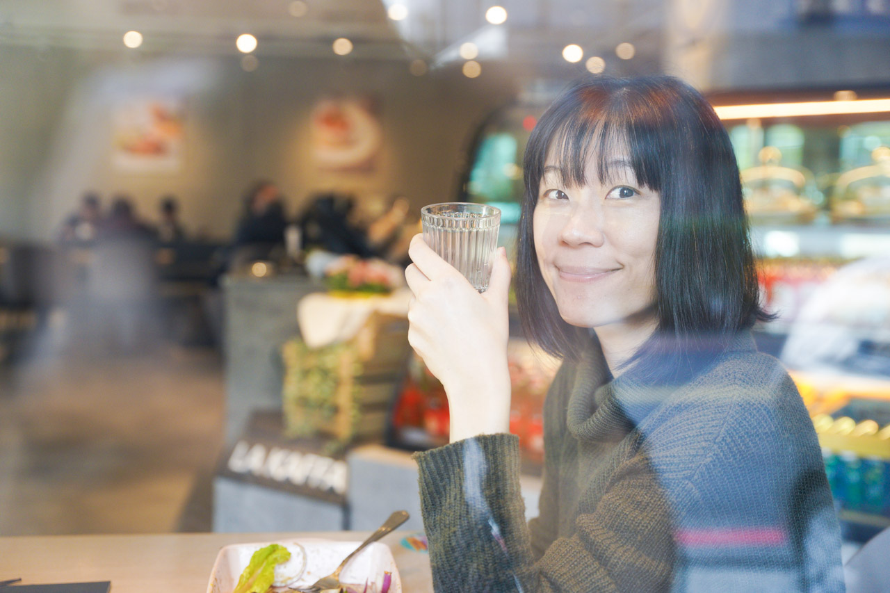 在La Kaffa六角咖啡用餐整體心情是讓人愉快的，美味的餐點飲品加上舒適又寬敞的環境，很難讓人不愛上這裡，店內環境光線充足名亮，用餐氛圍讓餐點的美味度提升不少，服務人員親切的態度也讓我感受舒服，有別於市區紛擾的環境，在竹北這邊讓人感受到生活的速度變得舒緩，整個步調都慢了下來呢！