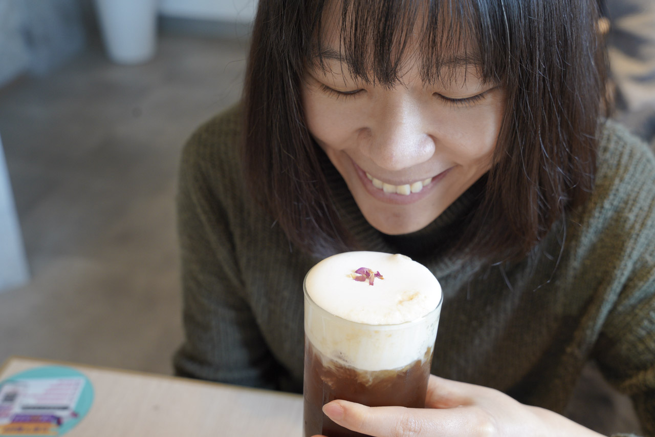 在La Kaffa六角咖啡用餐整體心情是讓人愉快的，美味的餐點飲品加上舒適又寬敞的環境，很難讓人不愛上這裡，店內環境光線充足名亮，用餐氛圍讓餐點的美味度提升不少，服務人員親切的態度也讓我感受舒服，有別於市區紛擾的環境，在竹北這邊讓人感受到生活的速度變得舒緩，整個步調都慢了下來呢！