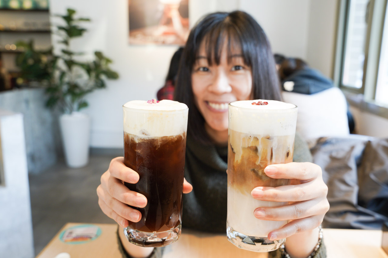 在La Kaffa六角咖啡用餐整體心情是讓人愉快的，美味的餐點飲品加上舒適又寬敞的環境，很難讓人不愛上這裡，店內環境光線充足名亮，用餐氛圍讓餐點的美味度提升不少，服務人員親切的態度也讓我感受舒服，有別於市區紛擾的環境，在竹北這邊讓人感受到生活的速度變得舒緩，整個步調都慢了下來呢！