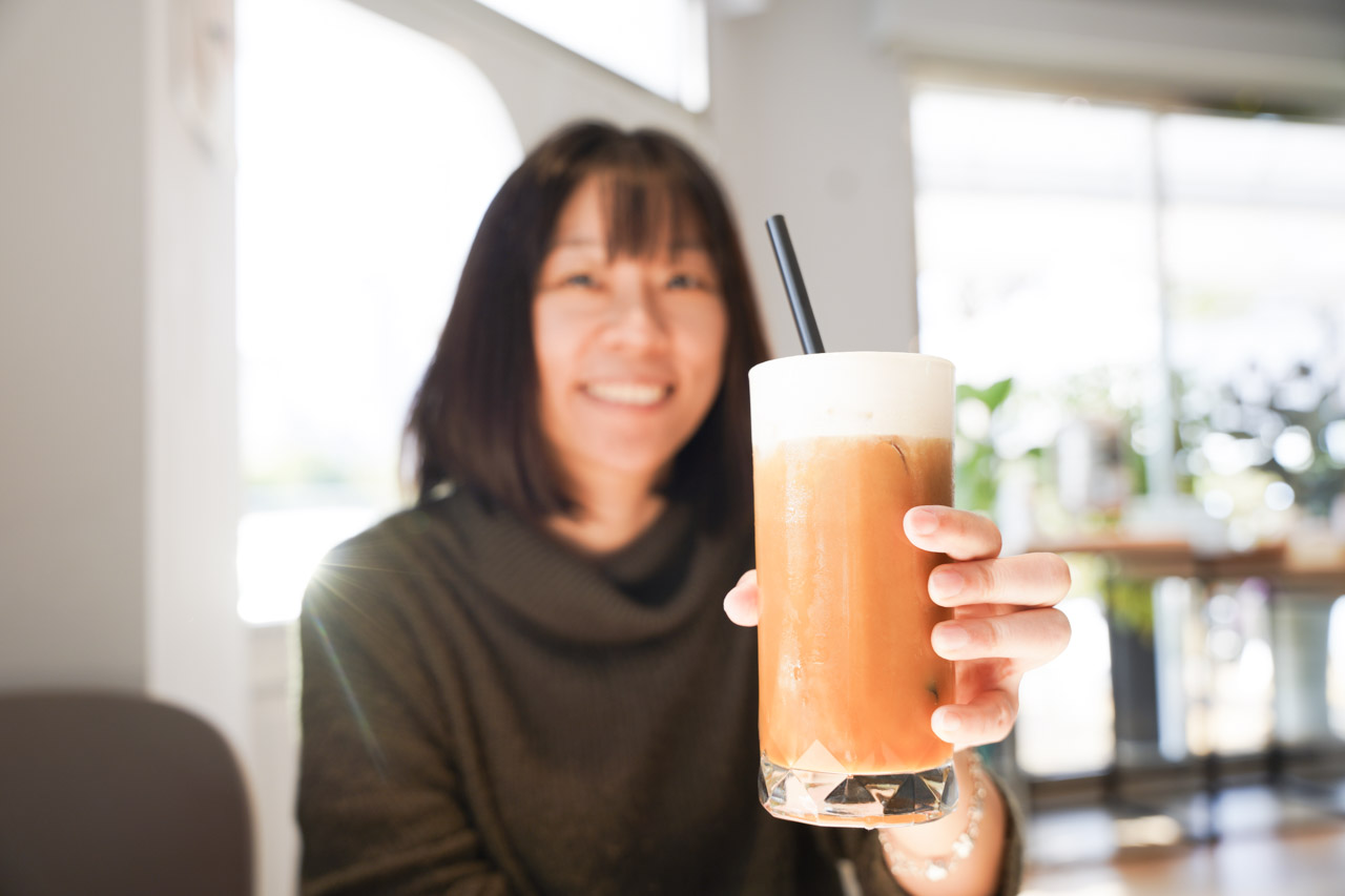 在La Kaffa六角咖啡用餐整體心情是讓人愉快的，美味的餐點飲品加上舒適又寬敞的環境，很難讓人不愛上這裡，店內環境光線充足名亮，用餐氛圍讓餐點的美味度提升不少，服務人員親切的態度也讓我感受舒服，有別於市區紛擾的環境，在竹北這邊讓人感受到生活的速度變得舒緩，整個步調都慢了下來呢！