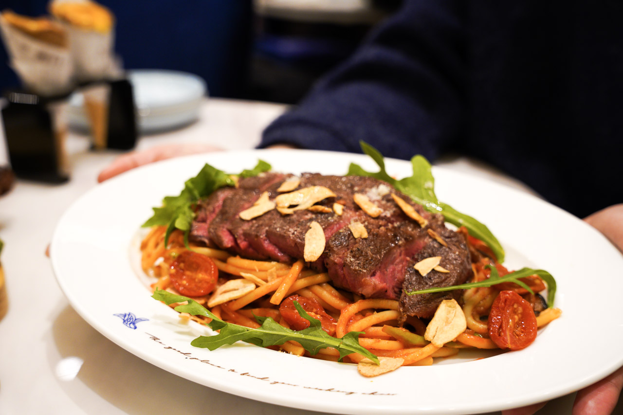 Engolili 英格莉莉輕食館在英倫風的裝潢下拍起照美輪美奐，食物方面也具有特色風格，英格莉莉台北車站旗艦店獨家販售的司康不但外表製作的非常華麗，味道也是水準之上。