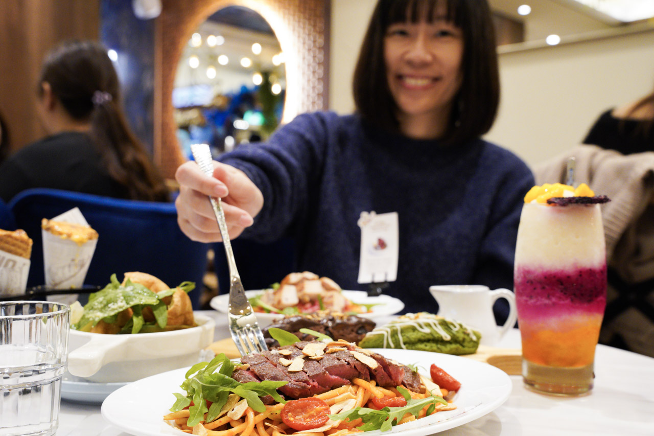 Engolili 英格莉莉輕食館在英倫風的裝潢下拍起照美輪美奐，食物方面也具有特色風格，英格莉莉台北車站旗艦店獨家販售的司康不但外表製作的非常華麗，味道也是水準之上。