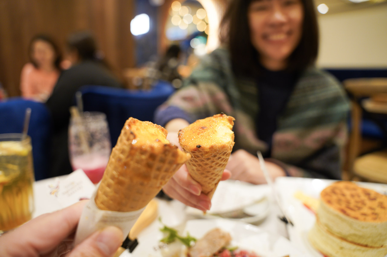 Engolili 英格莉莉輕食館在英倫風的裝潢下拍起照美輪美奐，食物方面也具有特色風格，英格莉莉台北車站旗艦店獨家販售的司康不但外表製作的非常華麗，味道也是水準之上。