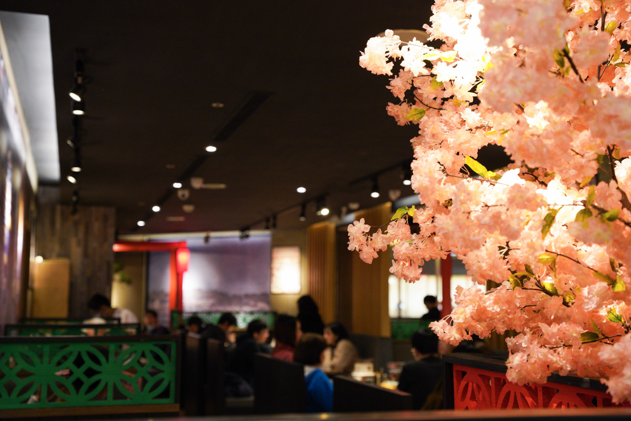 大河屋是一間結合日式居酒屋與屋台料理精神的日式餐廳，用日本燒肉職人的精神，嚴選新鮮食材，以獨門燒肉醬汁調製的大河屋燒肉丼飯廣受好評的，並搭配多款酒食串燒，沒想到在今天天母的大葉高島屋也開了一間分店，趁這機會來試吃看看！