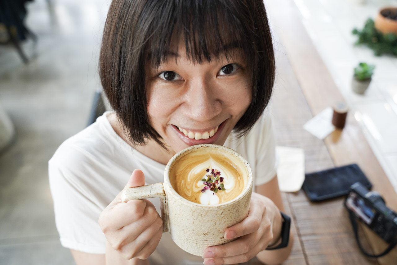 Smile Coffee 憲賣咖啡熱河店位在台中北屯區，來之前我還不知道憲賣咖啡原來是這麼具有風格的一間店！整間店的從佈置到餐點飲食都充滿我喜愛的北歐風格！在這環境空間舒適，食物種類選擇多而且美味，與好朋友來個午餐約會閒話家常，讓彼此心情都特別好特別開心。