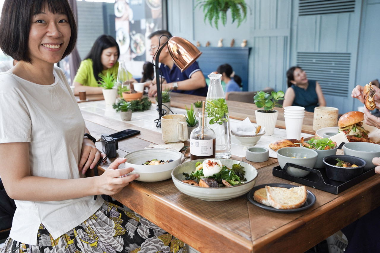 Smile Coffee 憲賣咖啡熱河店位在台中北屯區，來之前我還不知道憲賣咖啡原來是這麼具有風格的一間店！整間店的從佈置到餐點飲食都充滿我喜愛的北歐風格！在這環境空間舒適，食物種類選擇多而且美味，與好朋友來個午餐約會閒話家常，讓彼此心情都特別好特別開心。