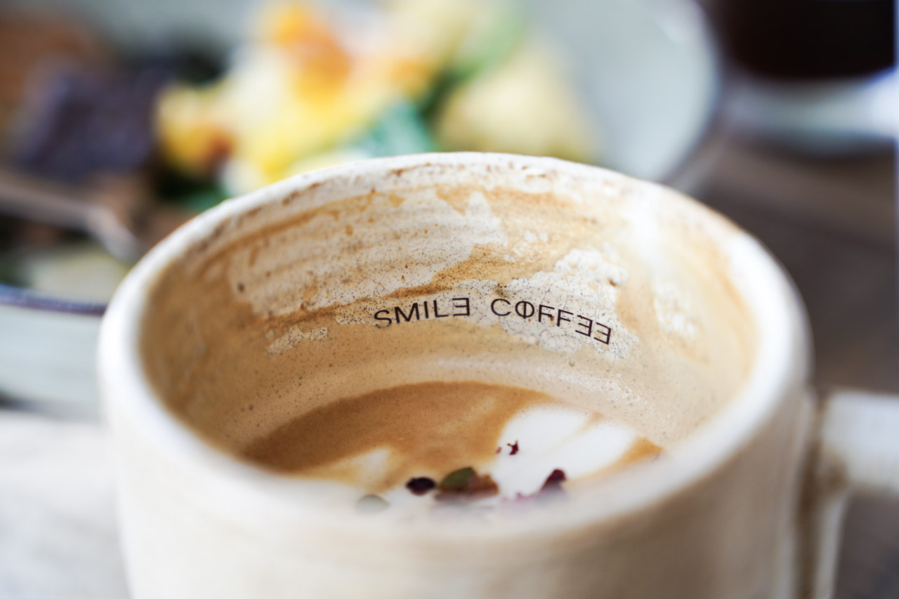 Smile Coffee 憲賣咖啡熱河店位在台中北屯區，來之前我還不知道憲賣咖啡原來是這麼具有風格的一間店！整間店的從佈置到餐點飲食都充滿我喜愛的北歐風格！在這環境空間舒適，食物種類選擇多而且美味，與好朋友來個午餐約會閒話家常，讓彼此心情都特別好特別開心。