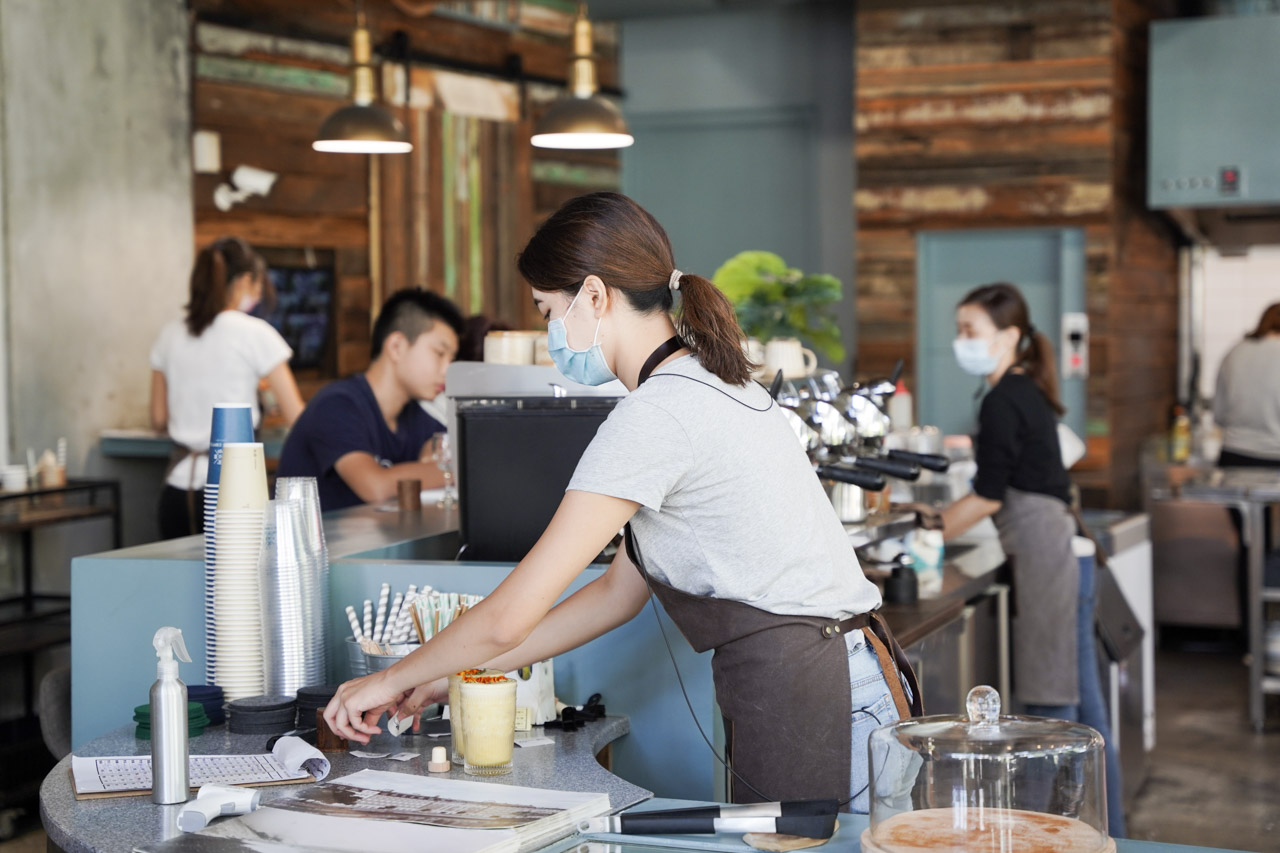 Smile Coffee 憲賣咖啡熱河店位在台中北屯區，來之前我還不知道憲賣咖啡原來是這麼具有風格的一間店！整間店的從佈置到餐點飲食都充滿我喜愛的北歐風格！在這環境空間舒適，食物種類選擇多而且美味，與好朋友來個午餐約會閒話家常，讓彼此心情都特別好特別開心。