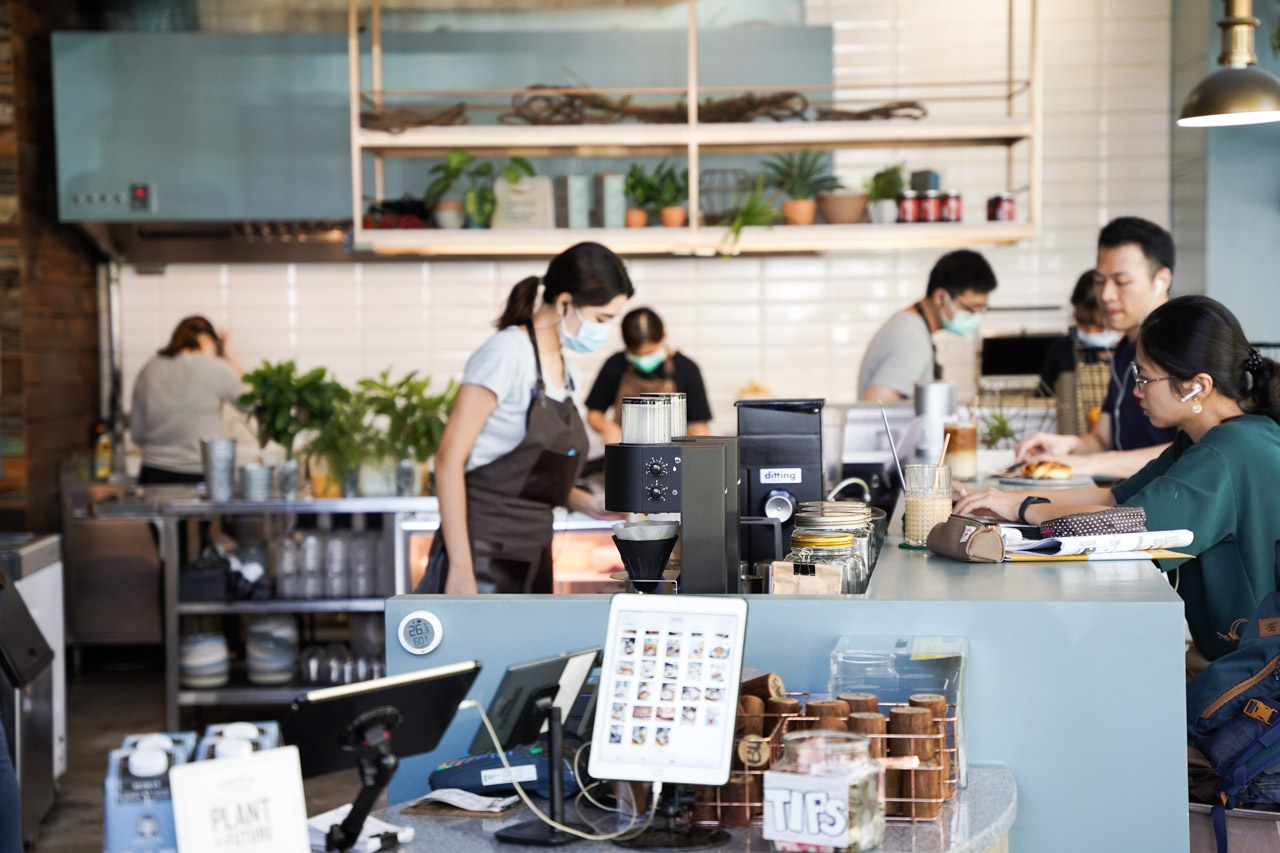 Smile Coffee 憲賣咖啡熱河店位在台中北屯區，來之前我還不知道憲賣咖啡原來是這麼具有風格的一間店！整間店的從佈置到餐點飲食都充滿我喜愛的北歐風格！在這環境空間舒適，食物種類選擇多而且美味，與好朋友來個午餐約會閒話家常，讓彼此心情都特別好特別開心。