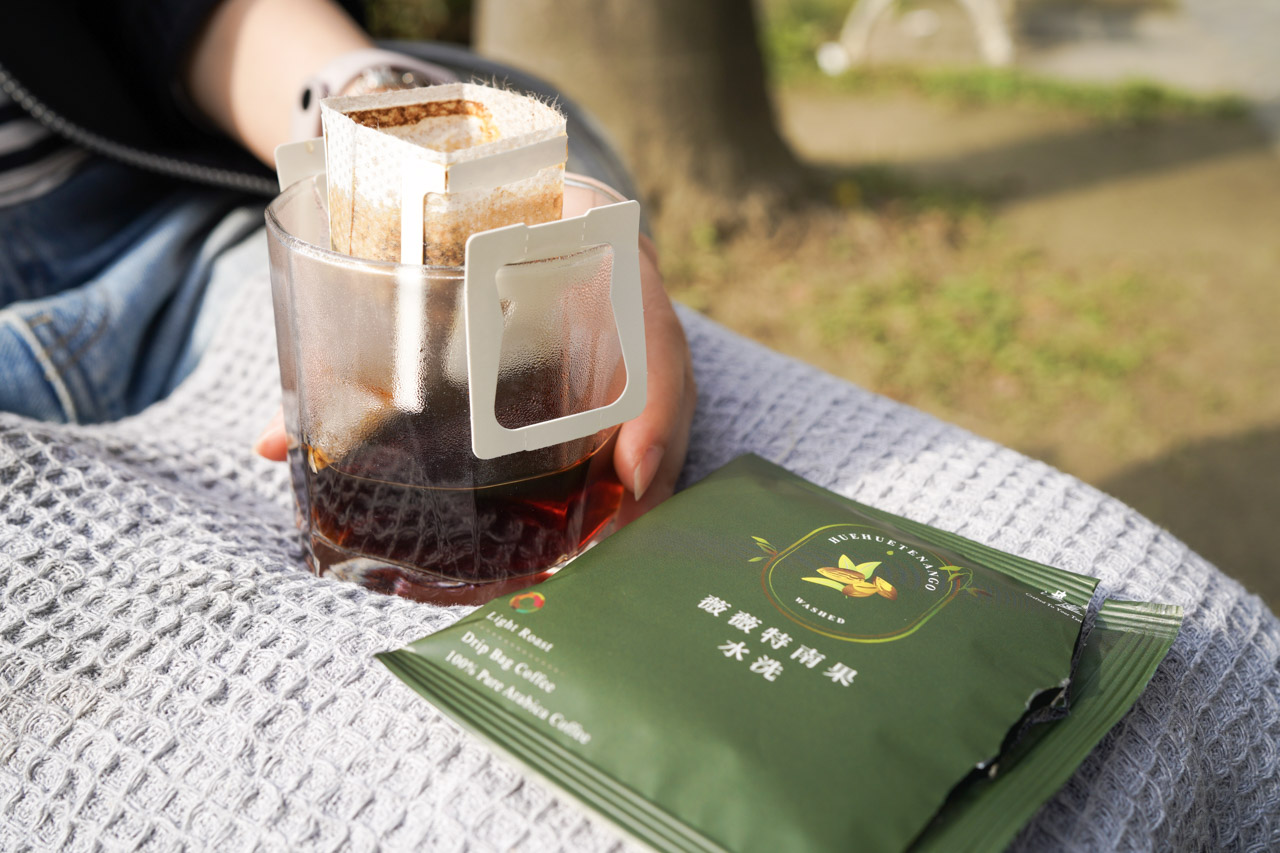 這次開箱試喝的是湛盧單品咖啡「湛盧莊園系列」，一共有三種風味：耶加雪啡、薇薇特南果、哥倫比亞，都是濾掛沖泡方式，卻又有著最豐富、頂級的口味與香味，一次滿足品飲者對咖啡的各種想像！