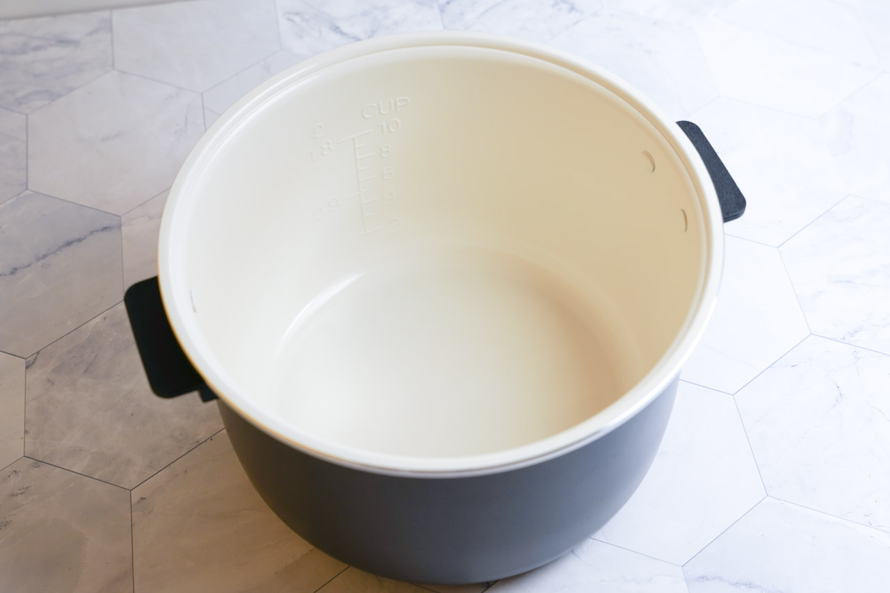 SANSUI山水智能萬用鍋SRC H58是一台有15種功能集於一身的廚房家電，堪稱廚房料理最佳幫手，5L的大容量足以應付大部分的家庭料理所需要的食材，利用先進的技術智能，控制時間與溫度，萬用鍋料理讓家裡的餐桌天天出好菜。