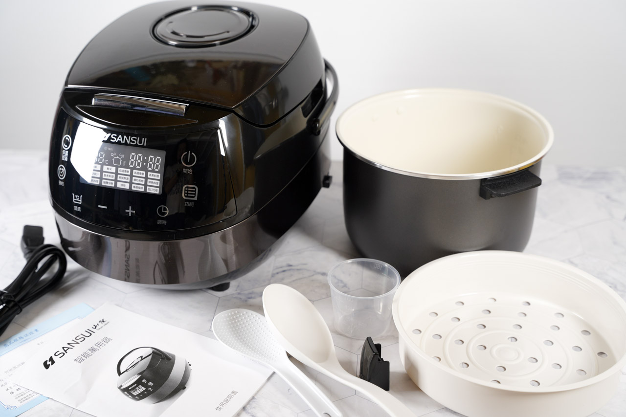 SANSUI山水智能萬用鍋SRC H58是一台有15種功能集於一身的廚房家電，堪稱廚房料理最佳幫手，5L的大容量足以應付大部分的家庭料理所需要的食材，利用先進的技術智能，控制時間與溫度，萬用鍋料理讓家裡的餐桌天天出好菜。