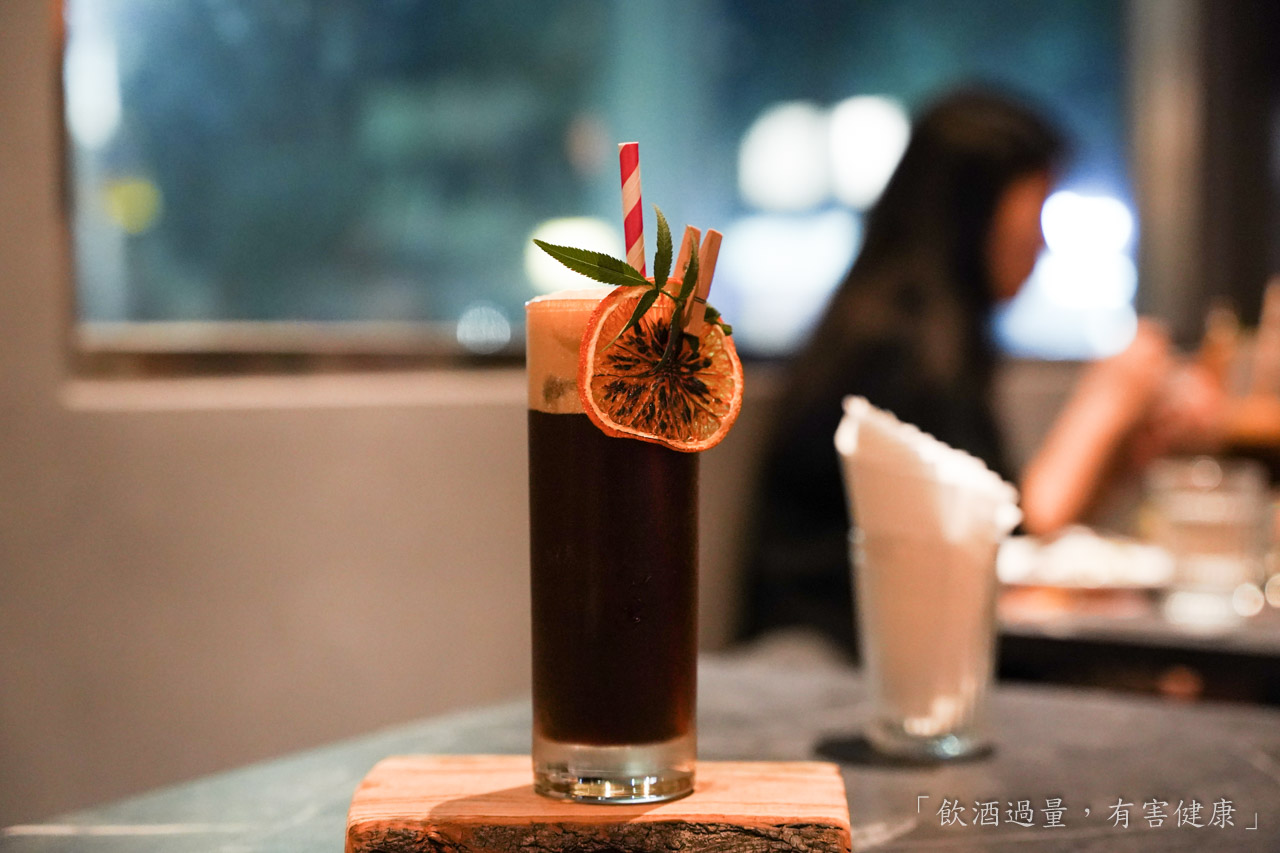 在台灣咖啡館跟酒吧很難聯想在一起，但在國外這兩者越來越密不可分，結合在一起已經是件稀鬆平常的事情，因此老闆就很想把這樣的風氣給帶進「Funs Club」，找到咖啡裡頭的風味，利用那些獨特的風味來做一杯調酒，讓大家可以感受咖啡與調酒結合的魅力。
