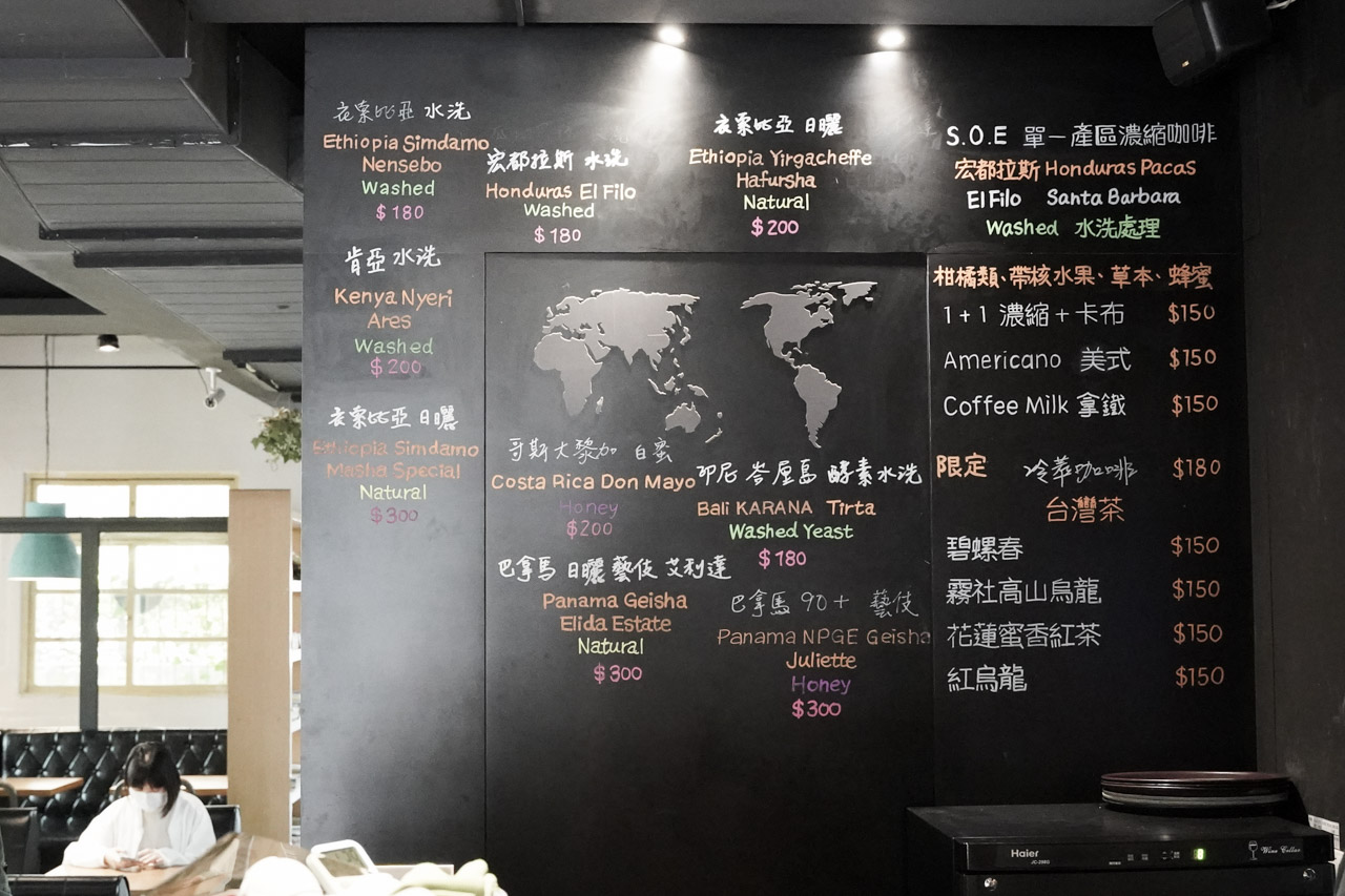 Peace & Love Cafe 咖啡館在冠軍咖啡師的堅持之下，手沖咖啡品質真的沒話說，採用虹吸咖啡壺出杯非常具有特色。鄰近捷運大坪林站，交通便利，手工甜點推薦必吃，還有客製化烘豆貼心服務。