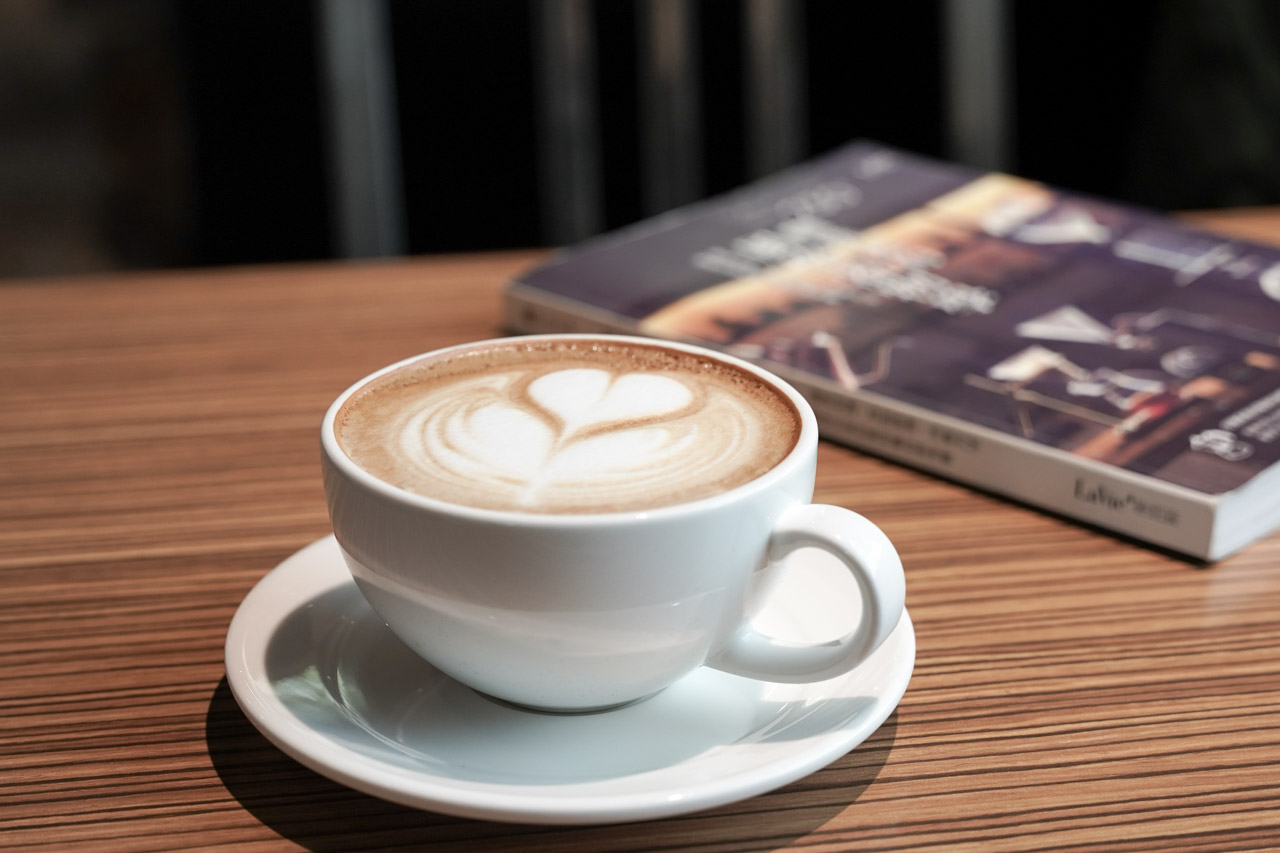 Peace & Love Cafe 咖啡館在冠軍咖啡師的堅持之下，手沖咖啡品質真的沒話說，採用虹吸咖啡壺出杯非常具有特色。鄰近捷運大坪林站，交通便利，手工甜點推薦必吃，還有客製化烘豆貼心服務。