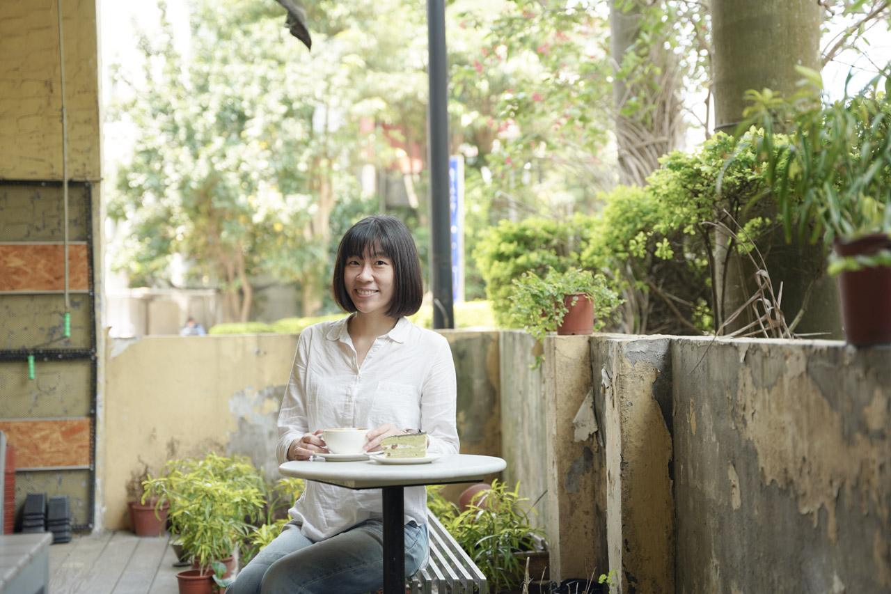 Peace & Love Cafe 咖啡館在冠軍咖啡師的堅持之下，手沖咖啡品質真的沒話說，採用虹吸咖啡壺出杯非常具有特色。鄰近捷運大坪林站，交通便利，手工甜點推薦必吃，還有客製化烘豆貼心服務。